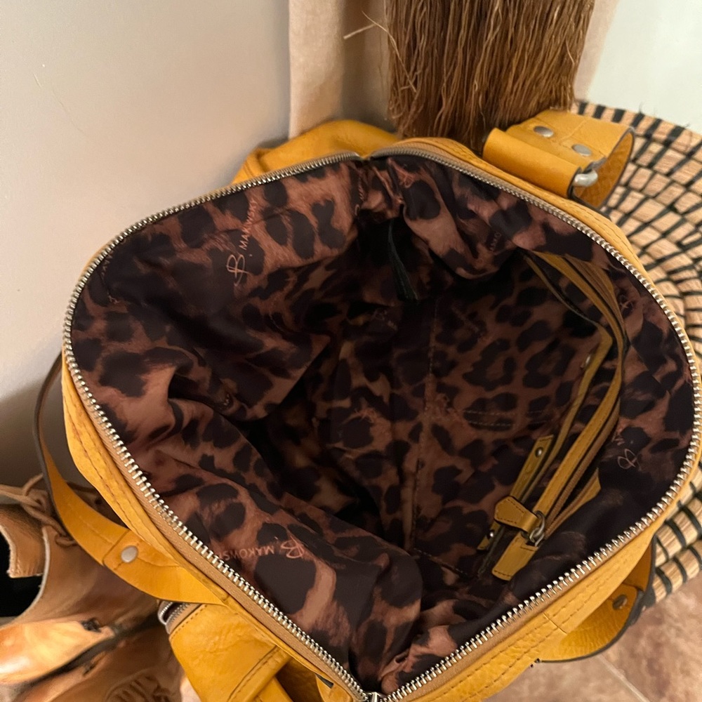 Makowsky leather purse. Barely used.